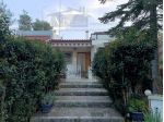 Villa con giardino angolare e deposito esterno