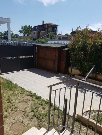 OSTIA TRILOCALE SEMI-ARREDATO CON GIARDINO PRIVATO E POSTO AUTO SCOPERTO. - Foto 3