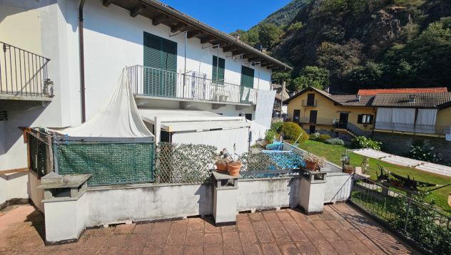 casa singola su due piani con terrazzo