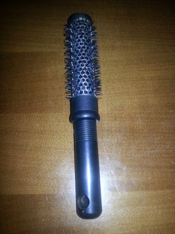 UNA SPAZZOLA NUOVA,PER CAPELLI,PROFESSIONALE,NERA IN PLASTICA DURA E ACCIAIO,UNI - Foto 2