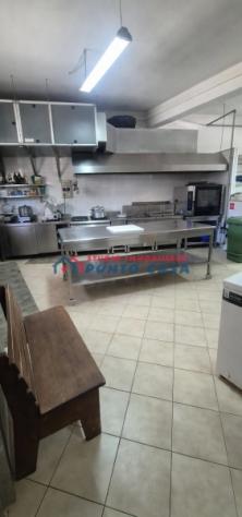 VIA ARCHI – Locale artigianale + p.auto – 65mq ca. - 2 vani, doppio ingresso. Buone condizioni, attualmente locato. Euro 90 mila CL G - Foto 5