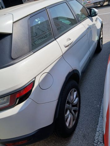 Range Rover Evoque cilindrata 2000 turbodiesel con il motore rotto.