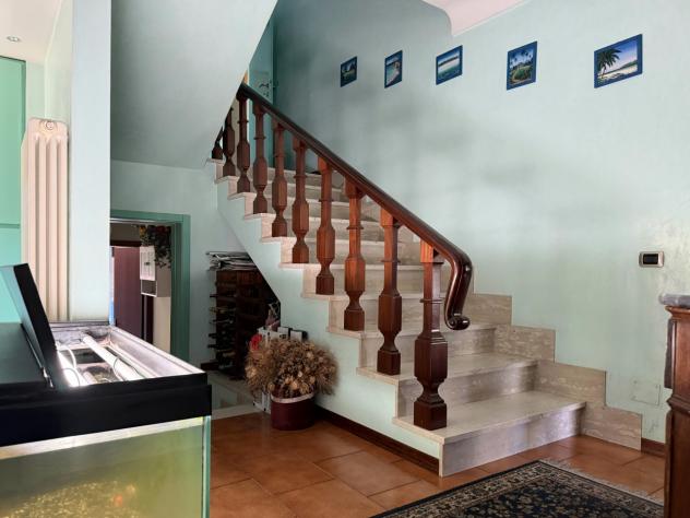 RONCHI, zona tranquilla e vicina al mare, villa su più livelli con ampio giardino su quattro lati. Al piano terra troviamo ingresso, salone, tinello, - Foto 15