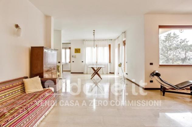 Villa di 497 m² con più di 5 locali in vendita a Albizzate