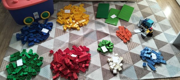 Costruzione Di Una Casa Con Mattoncini Lego Su Sfondo Bianco Immagine