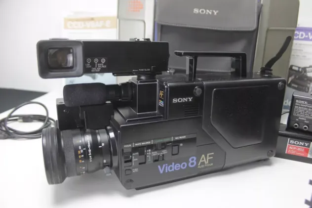 TELECAMERA VINTAGE SONY VIDEO 8 CCD-V8 AF CON VALIGETTA, 2 BATTERIE + ACCESSORI, - Foto 8