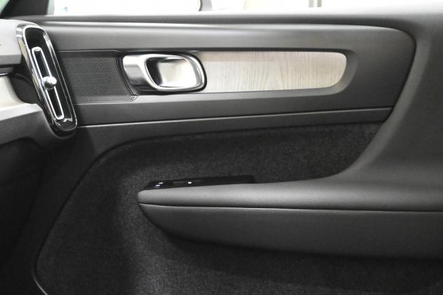 VOLVO XC40 (2017--) XC40 T2 Geartronic Momentum Pro - Foto 10