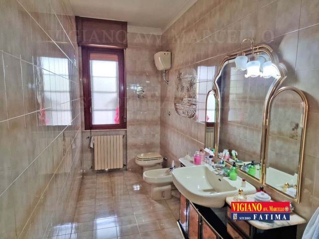 VENDESI - TRATTABILE -VIA IMPERIALE 22 - VANI 4/MQ.144 CAT - 2 BAGNI, POSTI AUTO - Foto 7