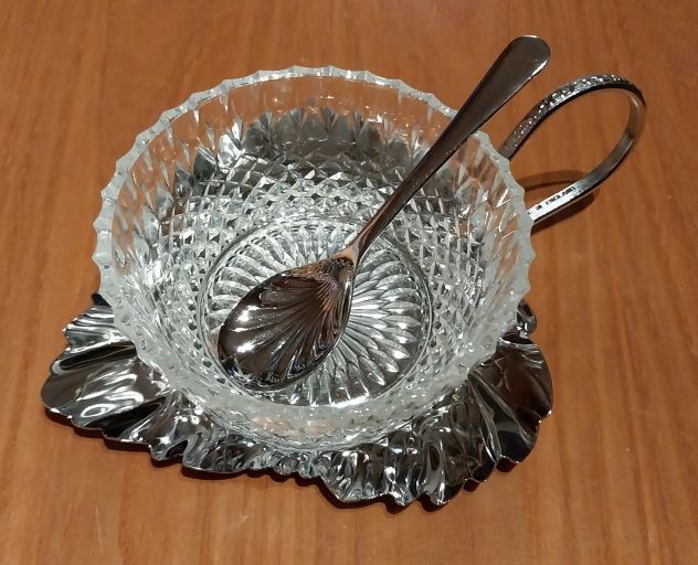 Ciotola per confettura o salsa o altri cibi in vetro.