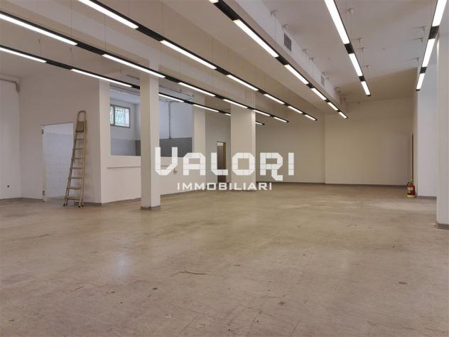 AMPIO LOCALE COMMERCIALE/ARTIGIANALE CON INGRESSO INDIPENDENTE E PARCHEGGI PRIVATI - Foto 10