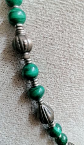 ANTICA RAFFINATA COLLANA ETNICA IN MALACHITE ED ELEMENTI DECORATIVI IN ARGENTO. - Foto 3