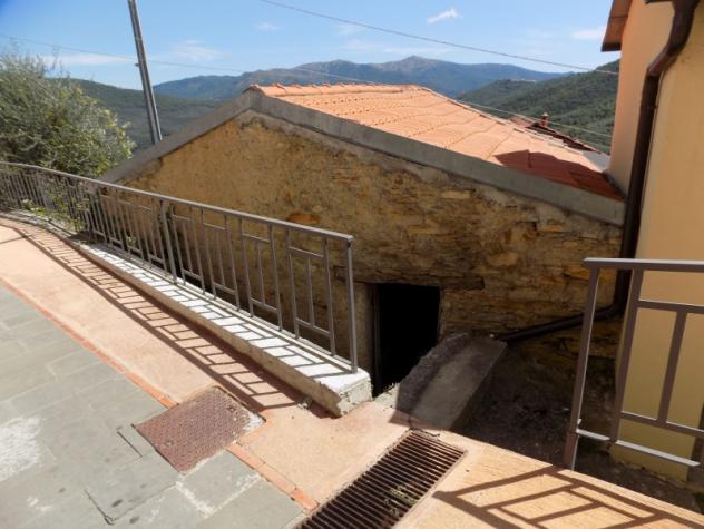 VENDESRI RUSTICO DA RISTRUTTURARE IN PAESE CON GIARDINO - Foto 10