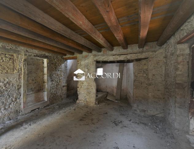 Interessante rustico composto su diversi livelli da ristrutturare in vendita a Cordignano.
