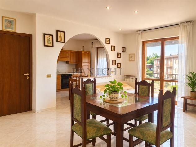 Appartamento luminoso con 3 camere, terrazzo, garage e cantina
