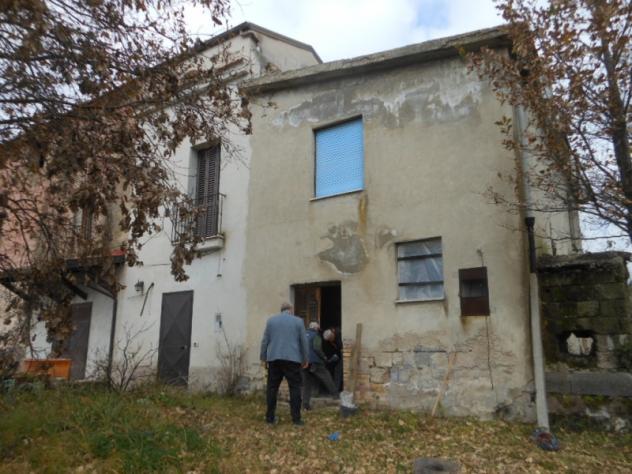 Casa indipendente affiancata per un lato su due livelli per un totale di mq 80 con terreno circostante di mq 3.000
