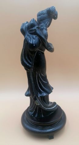 ANTICA SCULTURA DI GEISHA (O KUAN-YIN) IN GIADA VERDE SCURO/ NERA, CINA, 1900. - Foto 3