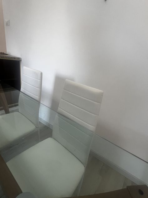 Set Tavolo da Pranzo in Vetro e Legno + 4 Sedie Moderne Bianche Imbottite - Foto 4