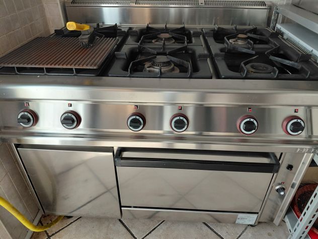 BLOCCO ATTREZZATURE CUCINA E BANCO BAR – PARI AL NUOVO - Foto 6