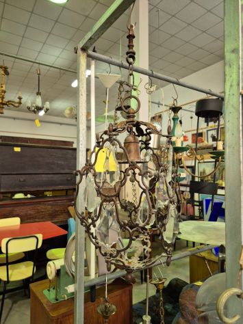 LAMPADARIO ANTICO IN METALLO E CRISTALLO