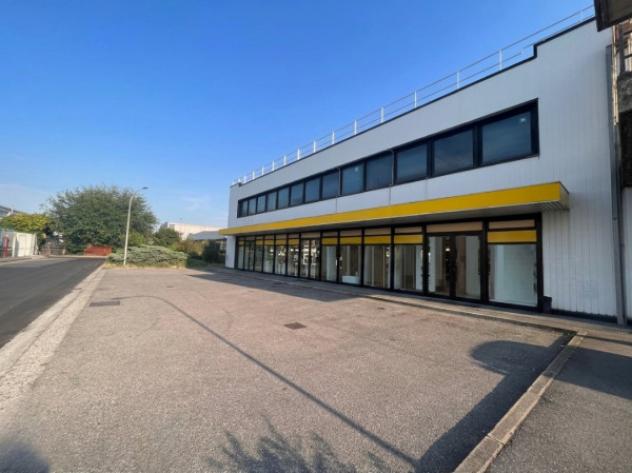 Immobile di 1230 m² con 4 locali in vendita a Brescia