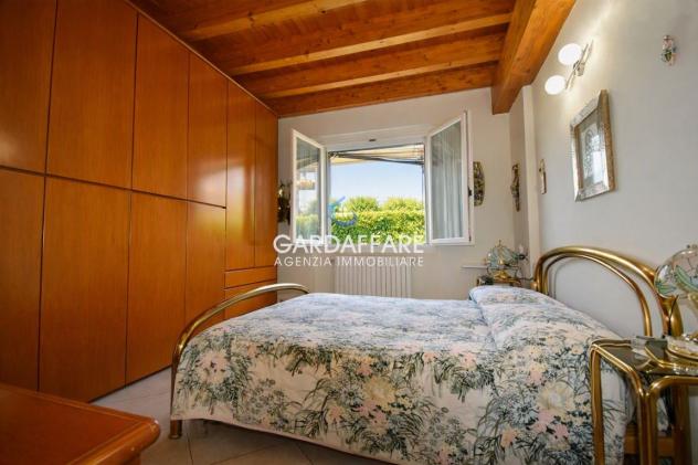 VILLETTA A SCHIERA DI TESTA CON GIARDINO SU TRE LATI E BELLISSIMO PORTICO VIVIBILE - Foto 11