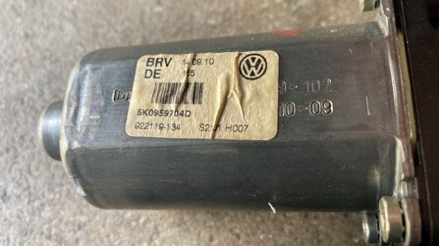Motorino alzacristallo posteriore DX Volkswagen Golf 6 del 2010 (5K0959795) - Foto 4