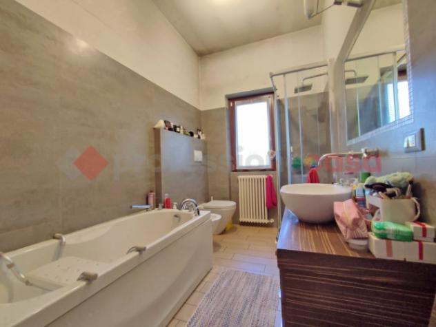 Casa indipendente di 435 m² con più di 5 locali e box auto in vendita a Oleggio Castello - Foto 6