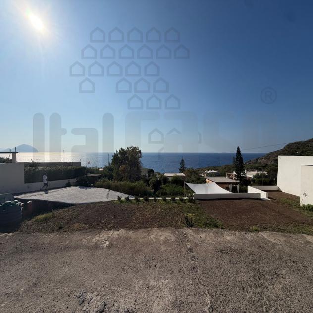 VILLA di 3 vani e di 120 mq (MALFA) rif. 3LSA18284
