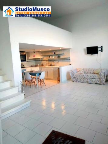 StudioMusco vende a Capri, su via Marina Grande, appartamento su due livelli.