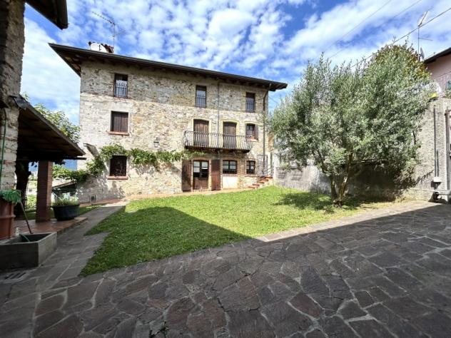 Casale in pietra ristrutturato con vigneto