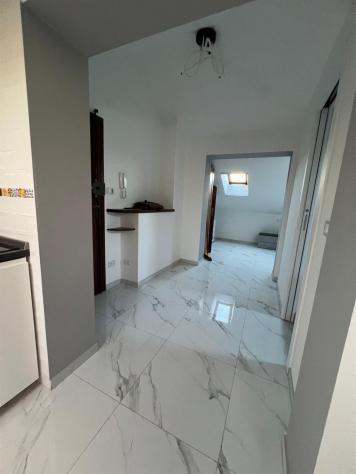 Bilocale mansardato ristrutturato e arredato - Foto 6