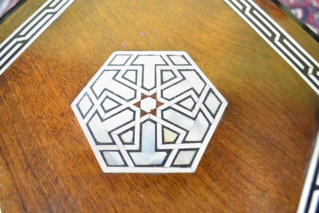 Tavolino orientale d’appoggio esagonale del XX secolo - Foto 5