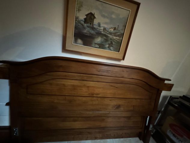 VENDO CAMERA DA LETTO COMPLETA IN MASSELLO DI NOCE BELLISSIMA - Foto 5