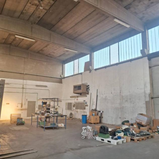 Immobile di 375 m² con 1 locale in affitto a Fiorano Modenese