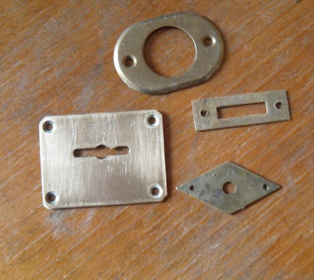 3 VECCHIE PIASTRINE BOCCHETTE PIU' 1 INCONTRO IN OTTONE STILE LIBERTY PER MOBILI