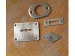 3 VECCHIE PIASTRINE BOCCHETTE PIU' 1 INCONTRO IN OTTONE STILE LIBERTY PER MOBILI