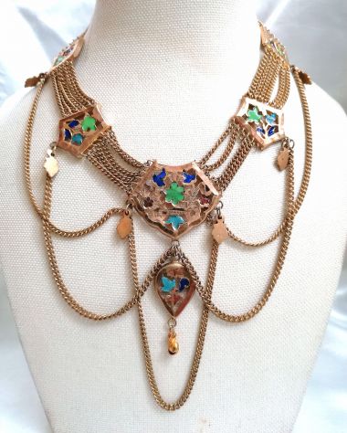 SUPERBA COLLANA BERBERA A CATENELLE E PLACCHE IN OTTONE CON SMALTI POLICROMI.