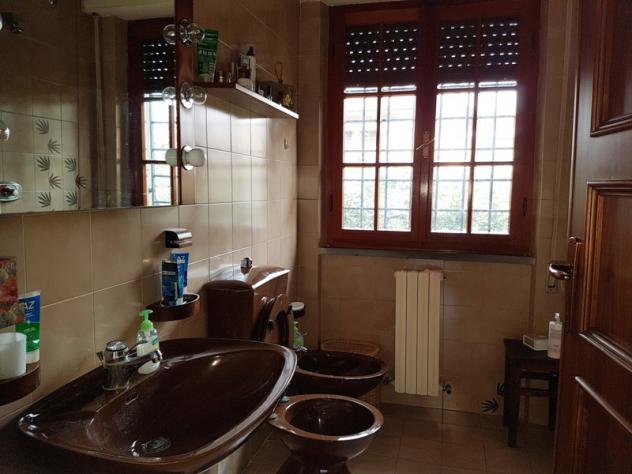 MARINA DI MASSA, prima periferia e poco distante dal mare, vendesi villetta singola con giardino circondante: salone, cucina, tinello con camino, bagn - Foto 12
