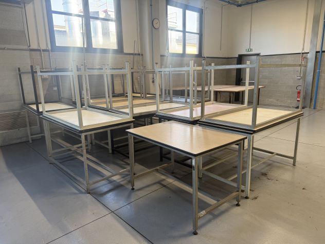 LOTTO 11 - Tavoli da lavoro, rimanenze e attrezzature varie - Foto 5