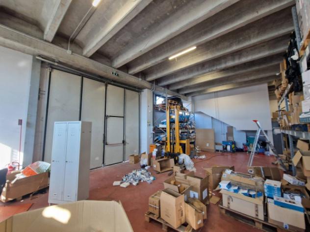 Immobile di 665 m² con più di 5 locali in affitto a Vanzago - Foto 17