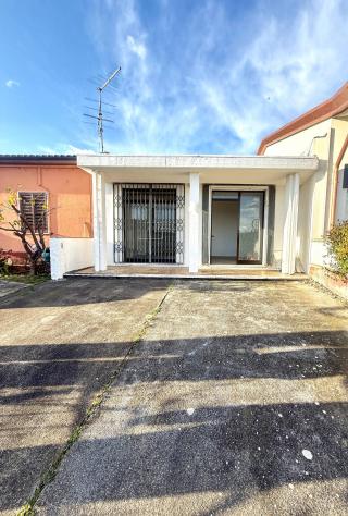 Locale comm.le/Fondo in vendita a Romagnano - Massa 65 mq Rif: 1395104