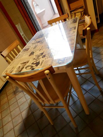 Credenza + Tavolo + 4 sedie anni '50 restaurati e decorati a mano - Foto 2