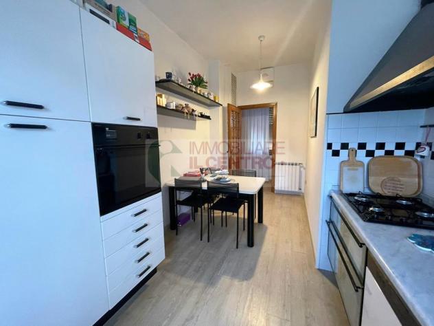 Vicino al Centro di Sarzana Villa trifamigliare con fondi commerciali e giardino - Foto 14