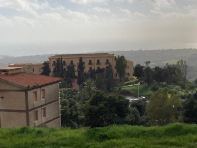 Appartamento di grande respiro,sei vani con vista mare e templi,gli altri vani molto luminosi e soleggiati. Tripla esposizione,posto auto,zona con fac - Foto 19