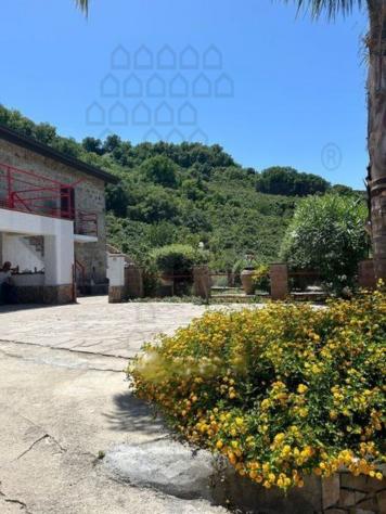 VILLA di 6 vani e di 174 mq (NASO) rif. 2VS17455