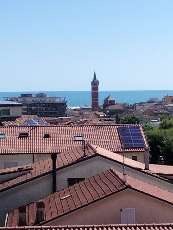 Offro in affitto camera matrimoniale+salottino+bagno+terrazzo vista mare.brevi p