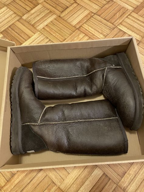 STIVALI UGG CLASSIC TALL IN PELLE MARRONE - Foto 4