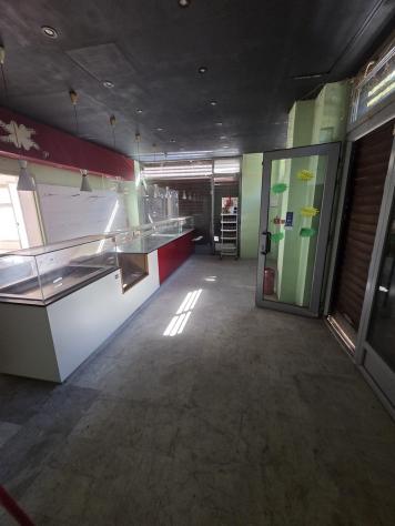 Negozio con tre vetrine, retro, bagno, cantina e box auto - Foto 3