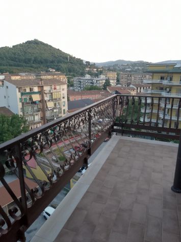 Ampio e luminoso appartamento con terrazzo panoramico e box auto nel centro di A - Foto 3