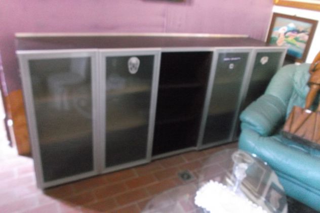 credenza con antine in vetro